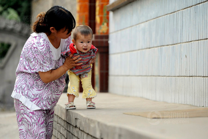 Những bước đi lẫm chẫm đầu đời rất vất vả với một đứa trẻ lên 2, với Phong còn khó khăn gấp bội, nhưng Phong không sợ vì em biết có mẹ đỡ đằng sau Những bước đi lẫm chẫm đầu đời rất vất vả với một đứa trẻ lên 2, với Phong còn khó khăn gấp bội, nhưng Phong không sợ vì em biết có mẹ đỡ đằng sau