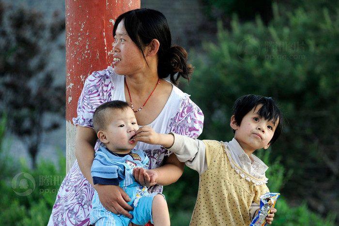 Linh Linh, một em bé mồ côi khác đút bánh cho Phong, những đứa trẻ mồ côi dường như tự biết quan tâm, chăm sóc và thương yêu nhau hơn Linh Linh, một em bé mồ côi khác đút bánh cho Phong, những đứa trẻ mồ côi dường như tự biết quan tâm, chăm sóc và thương yêu nhau hơn
