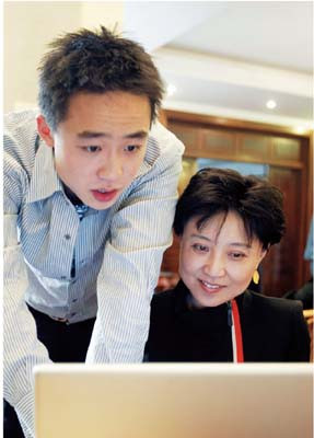 Lớn lên, tình cảm mẹ con càng thắm thiết gắn bó hơn theo thời gian Lớn lên, tình cảm mẹ con càng thắm thiết gắn bó hơn theo thời gian