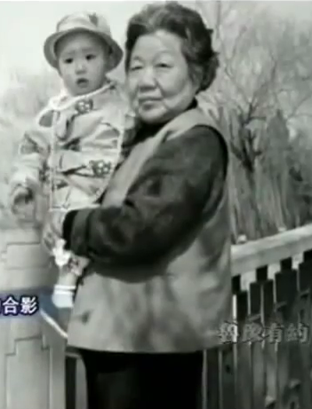 Tuổi thơ xa hơi ấm bố mẹ,Bạc Qua Qua được ông bà ngoại rất mực thương yêu