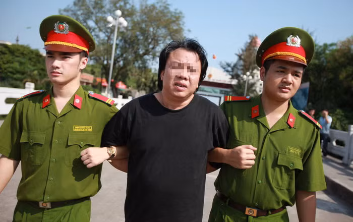 Hai chiến sĩ Công an Việt Nam áp giải tội phạm Trung Quốc lên cửa khẩu Móng Cái