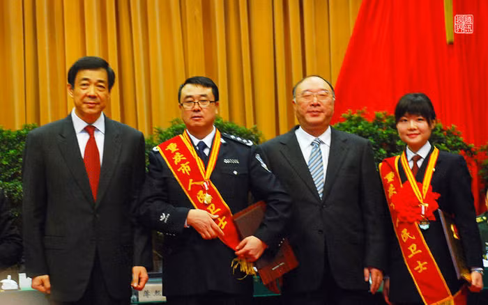 Vương Lập Quân trở thành người hùng được Bạc Hy Lai khen thưởng