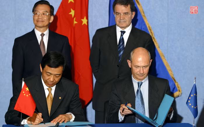 Cựu Bộ trưởng Bộ Thương mại Trung Quốc Bạc Hy Lai trong chuyến tháp tùng Thủ tướng Ôn Gia Bảo công du Anh Quốc