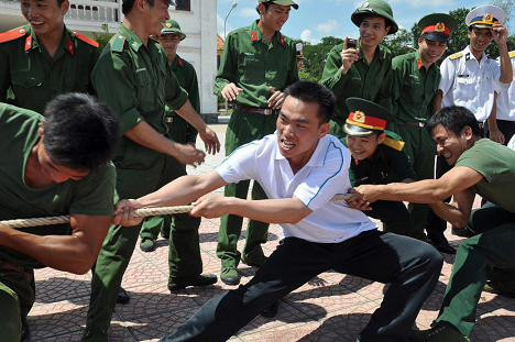 Học viên hải quân hai nước giao lưu kéo co