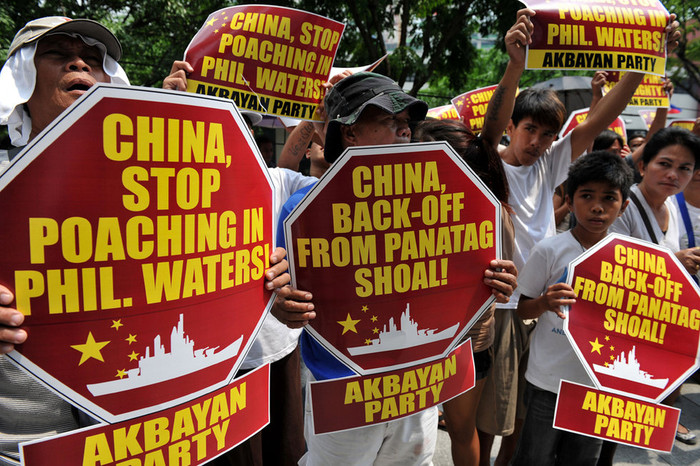 Đoàn người giơ cao khẩu hiệu trước lãnh sự quán Trung Quốc Đoàn người giơ cao khẩu hiệu trước lãnh sự quán Trung Quốc