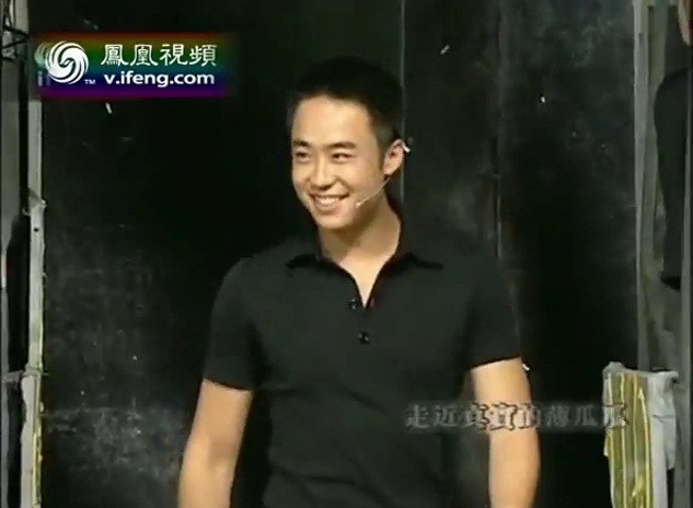 Bạc Qua Qua bước ra giao lưu với khán giả chương trình "Hội ngộ" năm 2009, CCTV