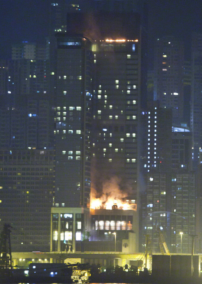 Khách sạn bốc cháy