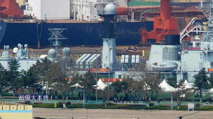 Tàu chiến neo đậu trong cảng Tàu chiến neo đậu trong cảng