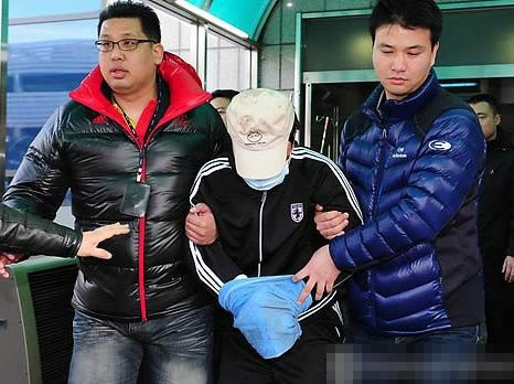 Thuyền trưởng Trung Quốc đâm chết cảnh sát biển Hàn Quốc bị giải về Incheon Thuyền trưởng Trung Quốc đâm chết cảnh sát biển Hàn Quốc bị giải về Incheon
