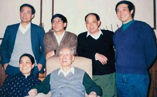 Danh gia vọng tộc, Bạc Nhất Ba cùng con cháu, Bạc Hy Lai đứng hàng 2, đầu tiên, bên trái Danh gia vọng tộc, Bạc Nhất Ba cùng con cháu, Bạc Hy Lai đứng hàng 2, đầu tiên, bên trái