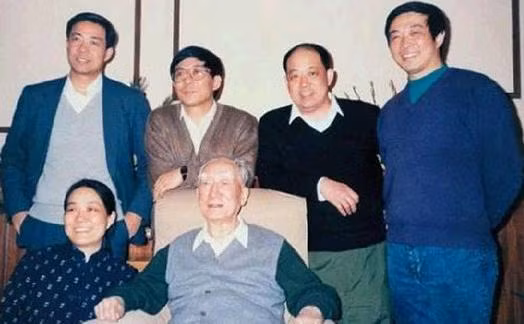 Danh gia vọng tộc, Bạc Nhất Ba cùng con cháu, Bạc Hy Lai đứng hàng 2, đầu tiên, bên trái