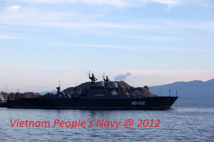 Tàu hộ vệ nằm trong quân cảng