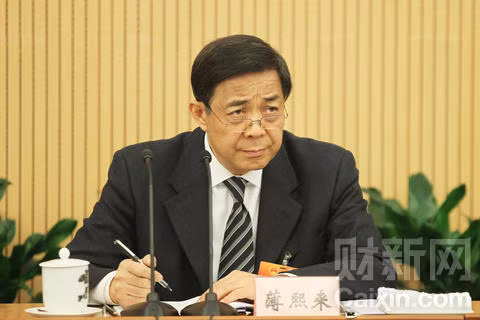 Quyền lực nghiêng thành