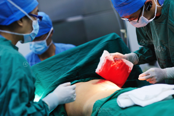 Từng vạt da trên cơ thể người cha được lấy ra để cứu con gái tội nghiệp, máu hồng thấm ướt tấm khăn. Từng vạt da trên cơ thể người cha được lấy ra để cứu con gái tội nghiệp, máu hồng thấm ướt tấm khăn.