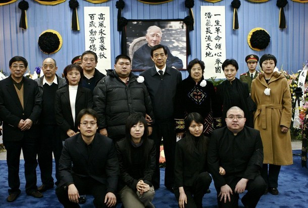 Bạc Hy Vĩnh (đứng thứ 2, bên trái) và các em, cháu trong lễ tang ông Bạc Nhất Ba Bạc Hy Vĩnh (đứng thứ 2, bên trái) và các em, cháu trong lễ tang ông Bạc Nhất Ba