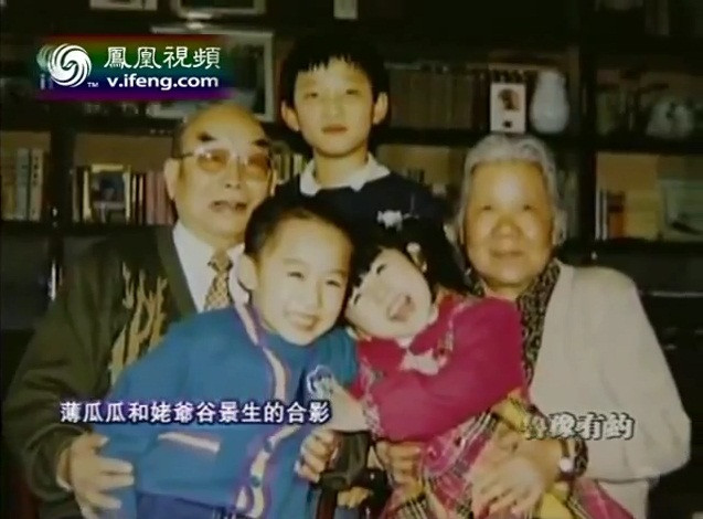 Được ông bà ngoại đùm bọc, che chở, yêu thương nhưng vẫn không nguôi nhớ cha, nhớ mẹ