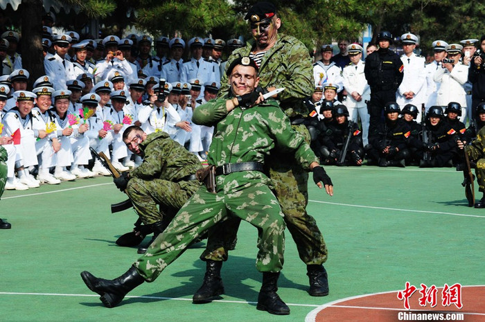 Đặc nhiệm Nga biểu diễn võ thuật giao lưu với đặc nhiệm hải quân Trung Quốc chiều 23/4 Đặc nhiệm Nga biểu diễn võ thuật giao lưu với đặc nhiệm hải quân Trung Quốc chiều 23/4