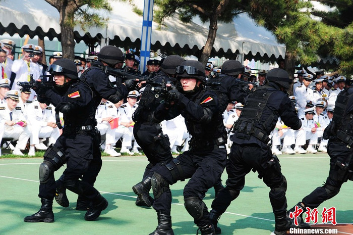 "Lưỡng đầu nghênh địch" "Lưỡng đầu nghênh địch"