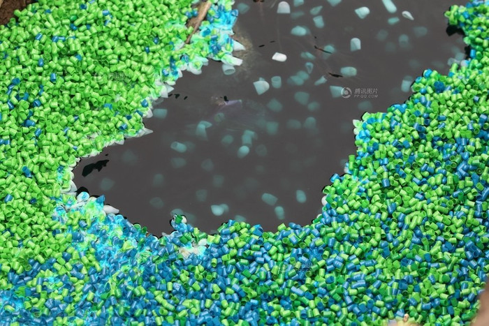 Vỏ thuốc con nhộng các màu được đổ xuống rãnh trong đêm Vỏ thuốc con nhộng các màu được đổ xuống rãnh trong đêm