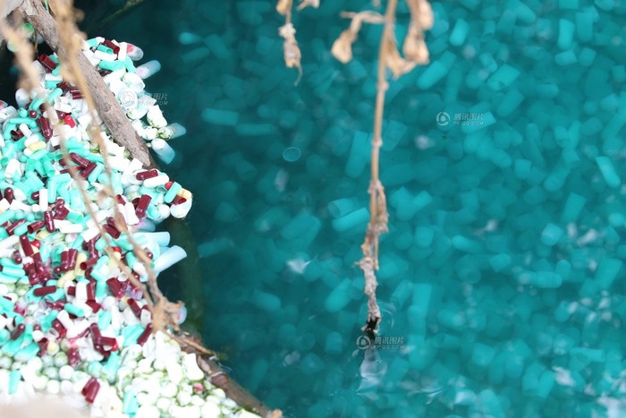 Vỏ thuốc với nước thải tạo mùi nồng nặc trong cái nắng đầu hè Vỏ thuốc với nước thải tạo mùi nồng nặc trong cái nắng đầu hè