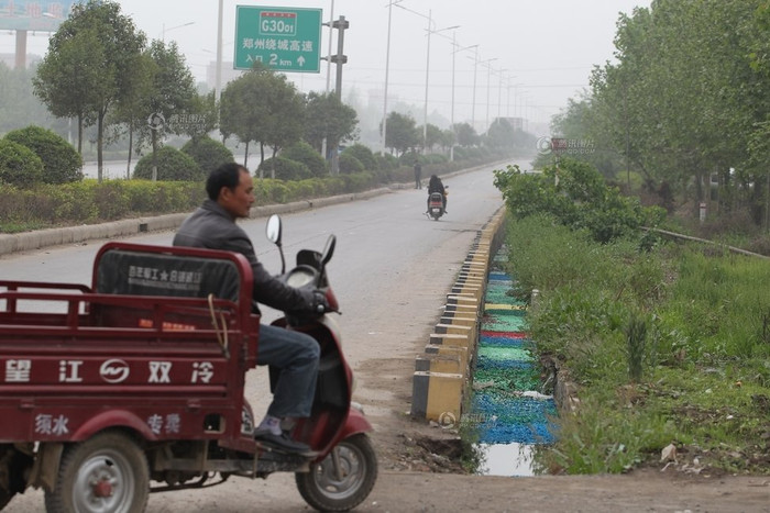 Con đường quen thuộc hôm nay có gì đó khác mọi ngày Con đường quen thuộc hôm nay có gì đó khác mọi ngày