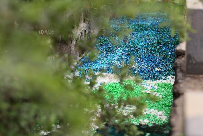 Cả con rãnh thoát nước dài hơn 300 m kín đặc vỏ thuốc Cả con rãnh thoát nước dài hơn 300 m kín đặc vỏ thuốc