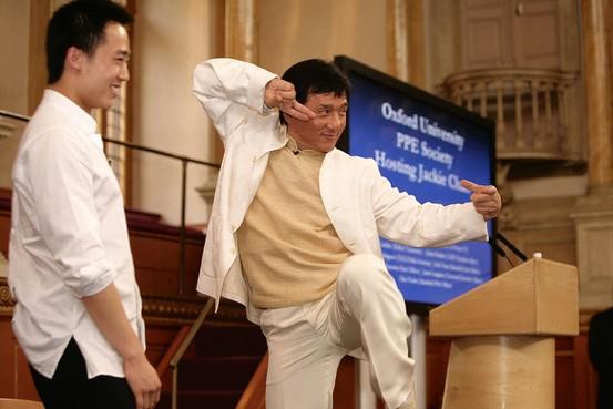 Ngôi sao điện ảnh - võ thuật "biểu diễn vài đường" cho Bạc Qua Qua xem