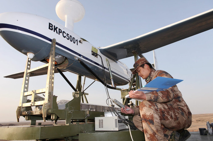 Nhân viên kỹ thuật kiểm tra lần cuối trước khi máy bay cất cánh