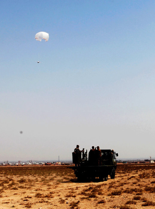 Khi hạ cánh, máy bay không người lái tự động bung dù