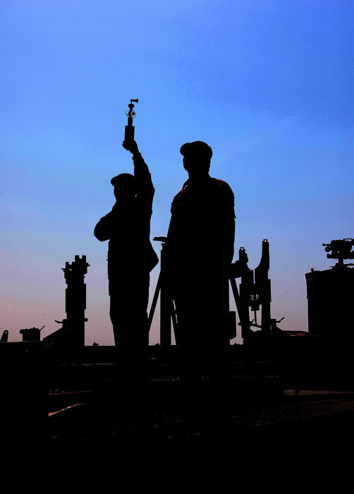 Nhân viên kỹ thuật đo đạc thông số thời tiết khí tượng trước khi cho máy bay hạ cánh