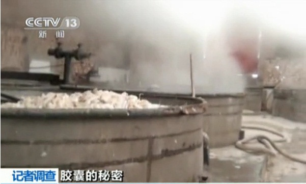 Da động vật tái chế được đưa vào nồi lớn nấu cao Da động vật tái chế được đưa vào nồi lớn nấu cao