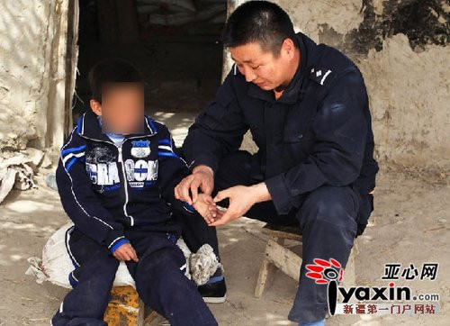 Thành được các chú công an hộ tịch mua quần áo mới cho mặc