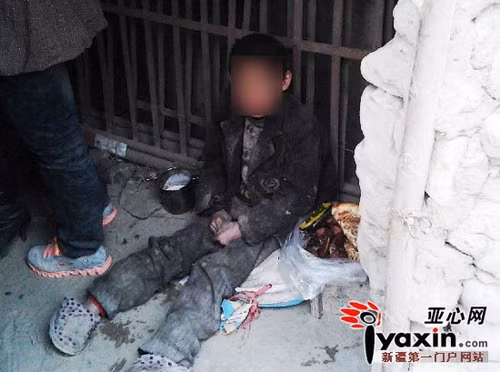 Bé Thành khuỵu xuống khi vừa được "giải cứu" khỏi chuồng dê Bé Thành khuỵu xuống khi vừa được "giải cứu" khỏi chuồng dê