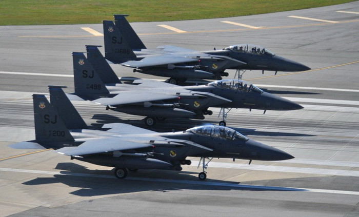 3 F-15E thành một hàng ngang 3 F-15E thành một hàng ngang