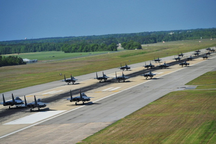 "Thế trận F-15E" nhìn từ phía sau "Thế trận F-15E" nhìn từ phía sau