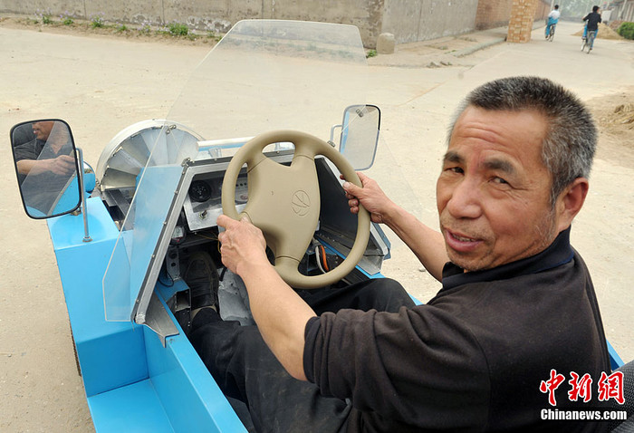 Chủ nhân chiếc xe chạy bằng gió ngồi lên buồng lái chuẩn bị chạy thử Chủ nhân chiếc xe chạy bằng gió ngồi lên buồng lái chuẩn bị chạy thử