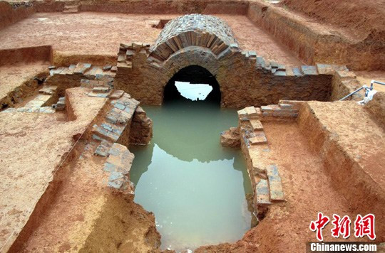 Mộ cổ hình chữ thập, dài 11 m, rộng 7,2 m xây bằng gạch