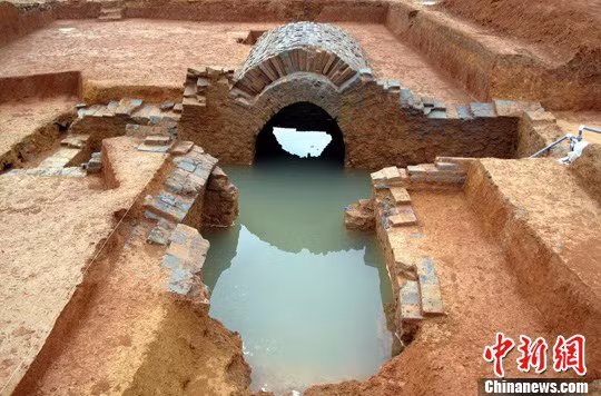 Mộ cổ hình chữ thập, dài 11 m, rộng 7,2 m xây bằng gạch