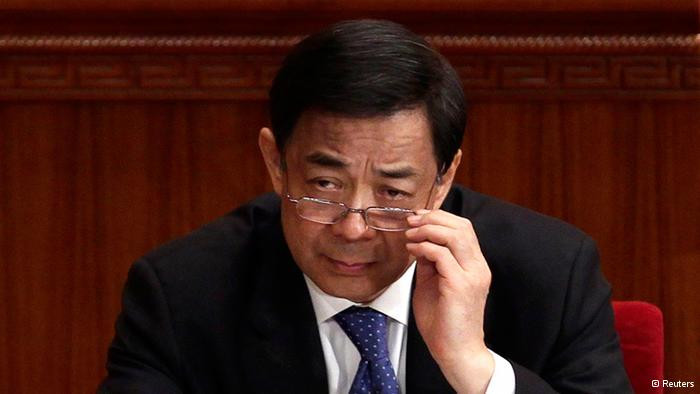 Tờ Apple Daily, Hồng Kông cho rằng chính cựu Bí thư Trùng Khánh Bạc Hy Lai chỉ đạo công an kinh tế Đại Liên nơi ông nắm quyền trước đó bắt con trai mình để buộc vợ cả im lặng, tránh ảnh hưởng đến tiền đồ chính trị đang lên Tờ Apple Daily, Hồng Kông cho rằng chính cựu Bí thư Trùng Khánh Bạc Hy Lai chỉ đạo công an kinh tế Đại Liên nơi ông nắm quyền trước đó bắt con trai mình để buộc vợ cả im lặng, tránh ảnh hưởng đến tiền đồ chính trị đang lên