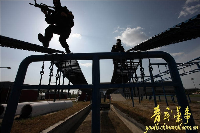 Rèn luyện thể lực chạy vượt vật cản