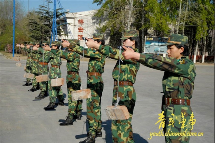 Muốn bắn trúng mục tiêu phải rèn luyện đôi tay không run