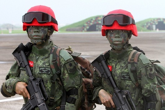 Mặt mũi bôi đen sì để tránh bị đối phương phát giác