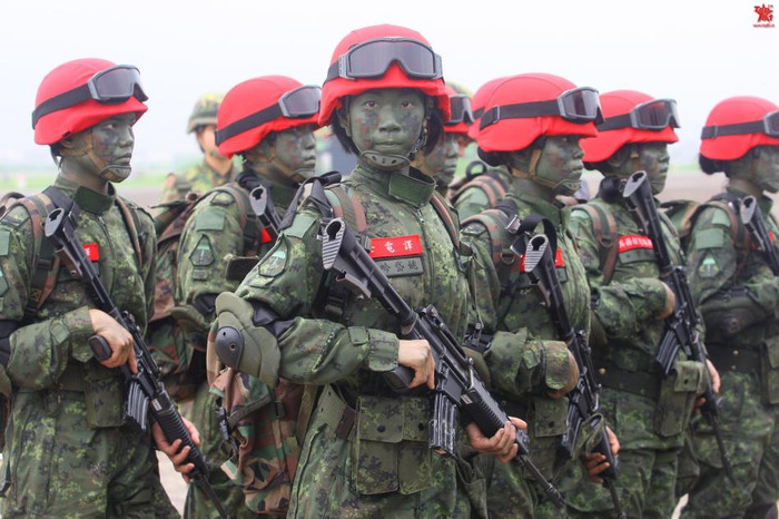 Nữ binh đặc nhiệm Đài Loan hóa trang trước khi diễn tập