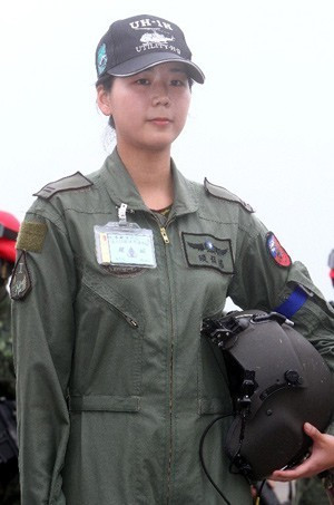 Nữ phi công có chiều cao 1,75m phát biểu trước báo giới: "Tôi thích làm quân nhân hơn người mẫu."