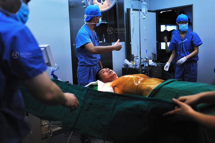 "Bác sĩ lấy da của tôi đi, xin bác sĩ cứu cháu!" "Bác sĩ lấy da của tôi đi, xin bác sĩ cứu cháu!"