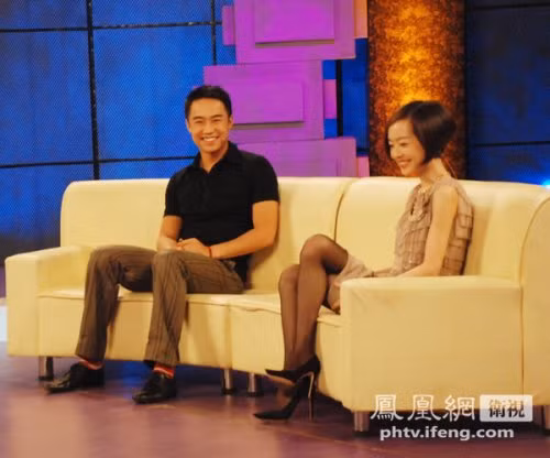 Bạc Qua Qua trả lời phỏng vấn đài truyền hình Phượng Hoàng năm 2009