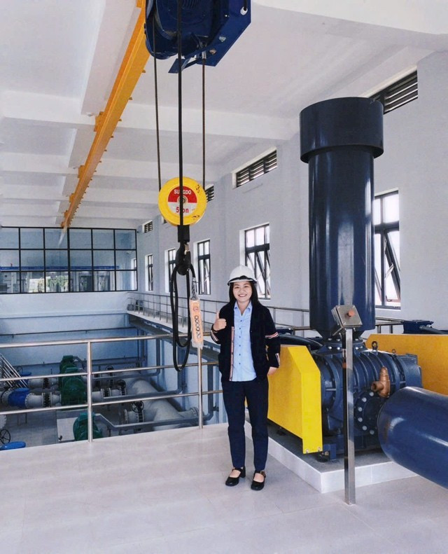Chị Nguyễn Thị Thuý Nga trong buổi tham quan Dự án Nhà máy nước sạch Thành phố Quy Nhơn, tỉnh Bình Định. Ảnh: NVCC chị Nga.jpg