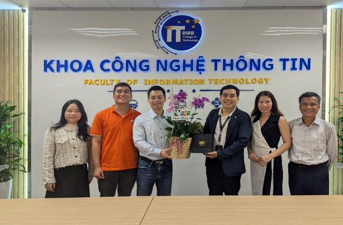 Tiến sĩ Phạm Xuân Lâm (thứ 3 từ bên trái sang) - Trưởng khoa Khoa Công nghệ thông tin, Trường Công nghệ, Đại học Kinh tế quốc dân. Ảnh: website nhà trường thầy Lâm.jpg