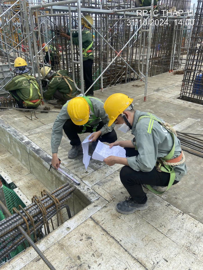 Sinh viên ngành Kỹ thuật Cấp thoát nước của Trường Đại học Xây dựng Miền Trung được thực tập với các dự án doanh nghiệp. Ảnh: NVCC z5987745886018_9a18c437b8185506b6de77c1e5df4528.jpg