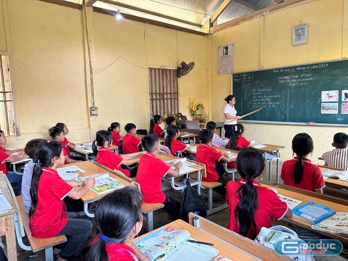Giáo viên không chỉ là người truyền đạt kiến thức mà còn đóng vai trò là cầu nối văn hóa, hỗ trợ học sinh vượt qua rào cản ngôn ngữ. Ảnh: Đào Hiền gdvn-nt9-860.jpg